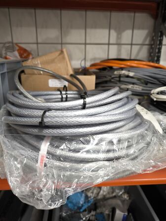 2 stk. hylder med indhold samt indhold under reol