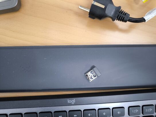 2 stk 28"  LENOVO L28u-35 skærme med LOGITECH mus og tastatur