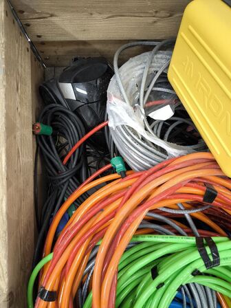 Palle med diverse kabler