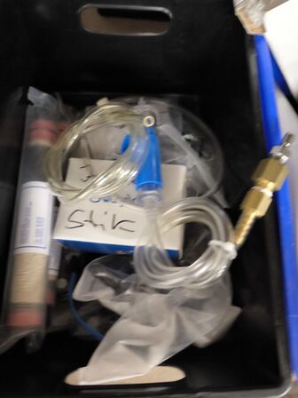 2 stk. hylder med indhold samt indhold under reol