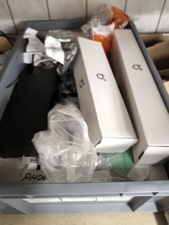 2 stk. hylder med indhold samt indhold under reol