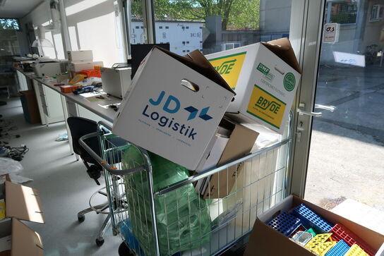 Opbevaringsvogn med indhold