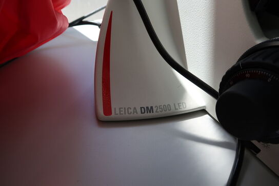Microscope LEICA DM2500 LED med div. Tilbehør