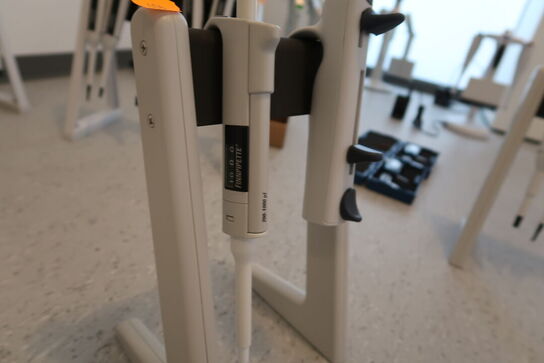 Stativ med 2 stk. pipetter 