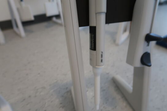 Stativ med 2 stk. pipetter 