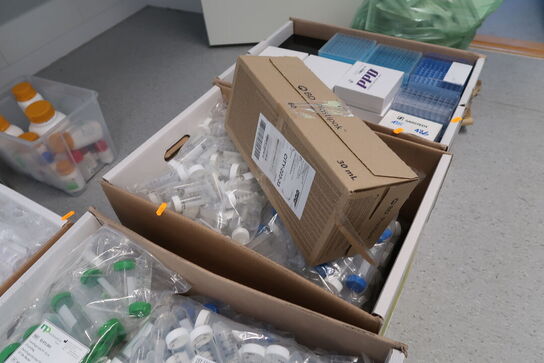 9 stk. flyttekasser med div. Laboratorieudstyr