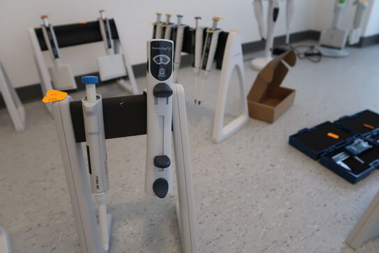 Stativ med 2 stk. pipetter 