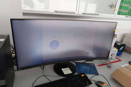 Computerskærm NEC MultiSync EX341R, computer DELL OptiPlex XE3, tastatur, mus m.m.