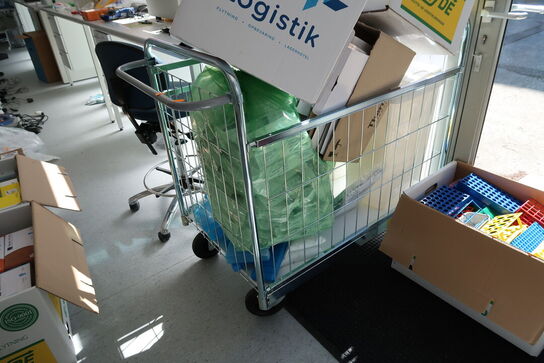 Opbevaringsvogn med indhold