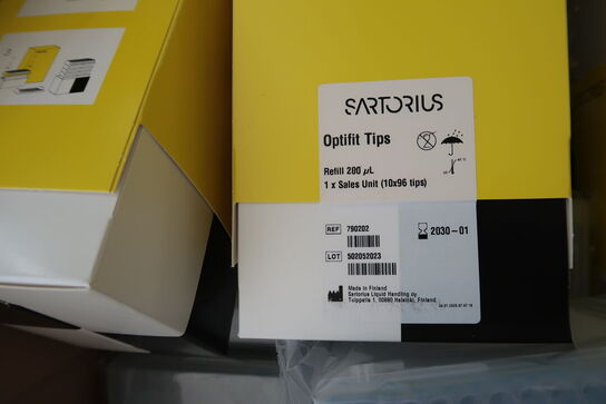 Kasse med div. Laboratorieudstyr SARTORIUS