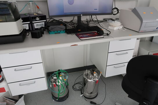 2 stk. arbejdsborde ZYSTM uden indhold