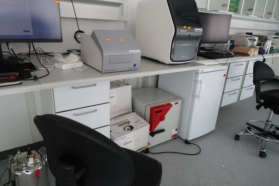 2 stk. arbejdsborde ZYSTM uden indhold
