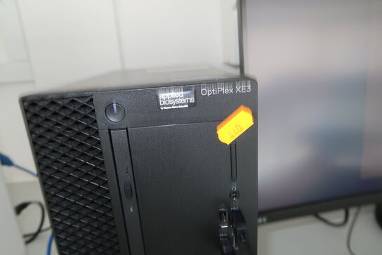 Computerskærm NEC MultiSync EX341R, computer DELL OptiPlex XE3, tastatur, mus m.m.