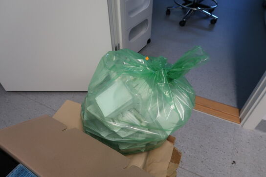 9 stk. flyttekasser med div. Laboratorieudstyr