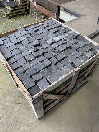 2 kasser med i alt 1452 stk sort basalt chaussesten med naturligt spilt på alle sider.