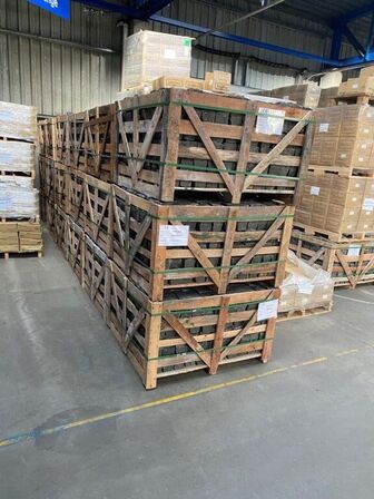 4 kasser med i alt 2904 stk sort basalt chaussesten med naturligt spilt på alle sider.