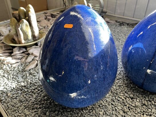 To glaserede pyntesten