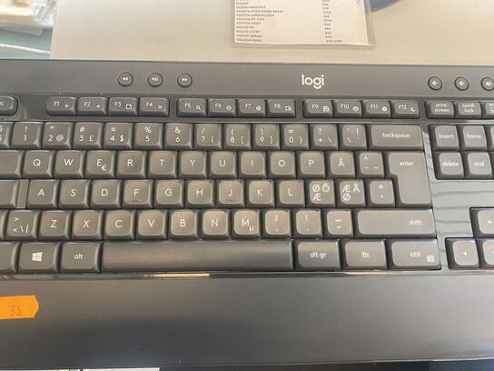 Skærm SAMSUNG, tastatur LOGI og skærmarm