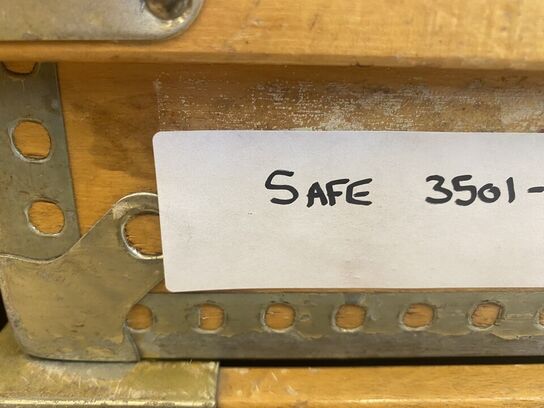 11 stk. kasser med nøgler