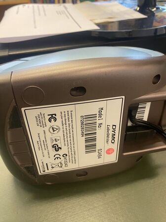 Skærm PHILIPS, tastatur LOGITECH, labelprinter DYMO 400