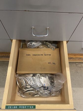 Stort parti nøgler, beslag mm. (se foto)
