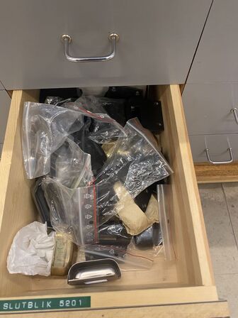 Stort parti nøgler, beslag mm. (se foto)