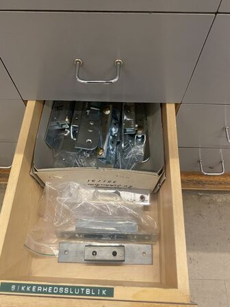 Stort parti nøgler, beslag mm. (se foto)