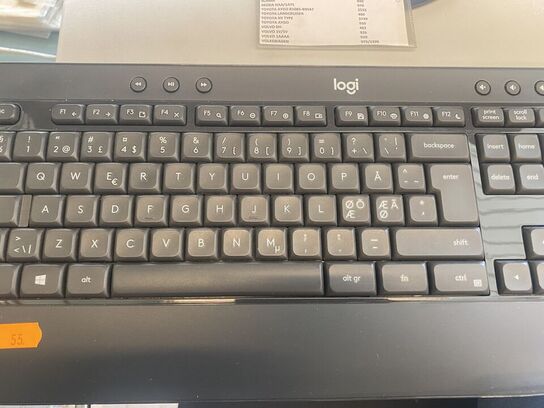 Skærm SAMSUNG, tastatur LOGI og skærmarm
