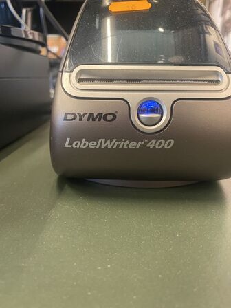 Skærm PHILIPS, tastatur LOGITECH, labelprinter DYMO 400