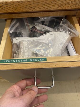 Stort parti nøgler, beslag mm. (se foto)