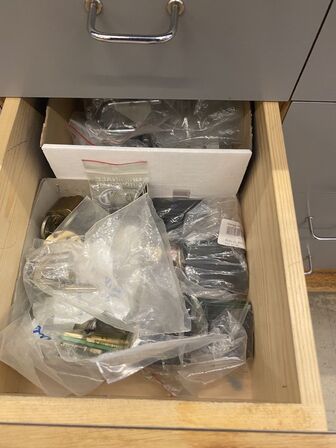 Stort parti nøgler, beslag mm. (se foto)