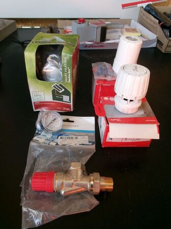 3 stk. termostater, 1 manometer m.m.