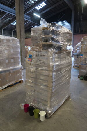 Palle med stort parti krukker