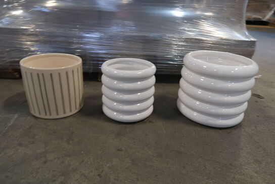 Palle med stort parti krukker