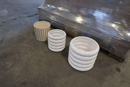 Palle med stort parti krukker