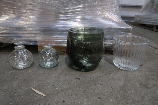 Palle med stort parti glas vaser