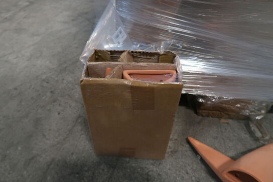 716 stk. Væghængte krukker - 1300/9