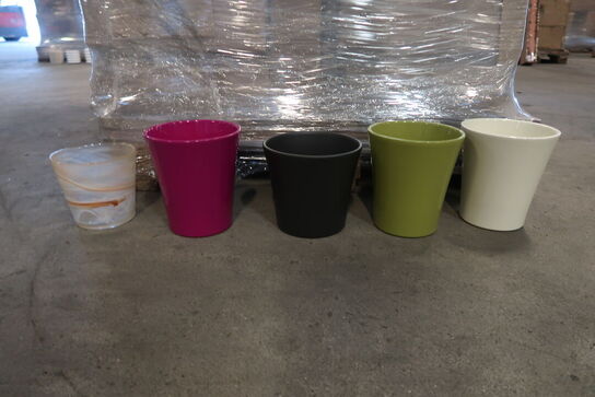 Palle med stort parti krukker