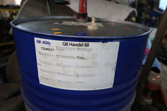 Tønde med olie samt pumpe