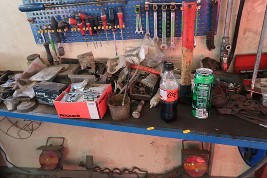 Arbejdsbord med skrue samt div. Værktøj m.m.