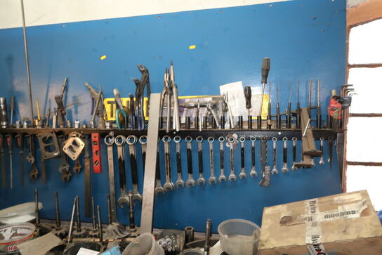 Arbejdsbord med skruestik, samt div. Værktøj m.m.