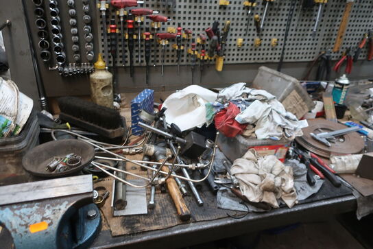 Arbejdsbord med skruestik, værktøjstavle med div. Værktøj m.m.