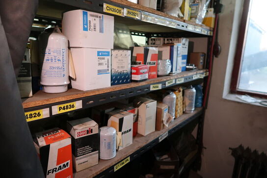 Reol med div. Reservedele, værktøj m.m.