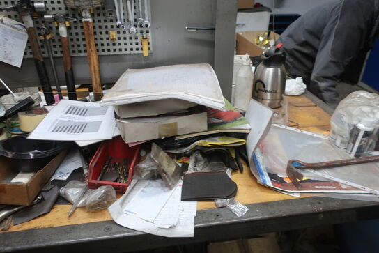 Arbejdsbord med skruestik, værktøjstavle med div. Værktøj m.m.