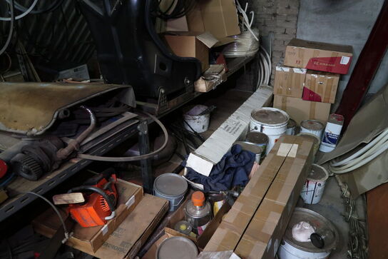 Reol med div. Reservedele