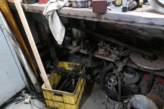 Arbejdsbord med skruestik, samt div. Værktøj m.m.