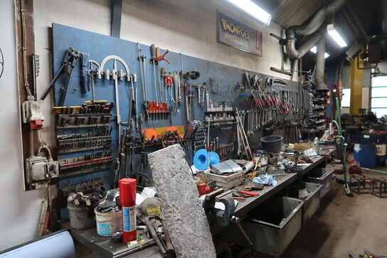 Arbejdsbord med skruestik, værktøjstavle med div. Værktøj m.m.