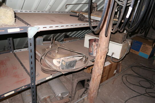 Reol med div. Reservedele