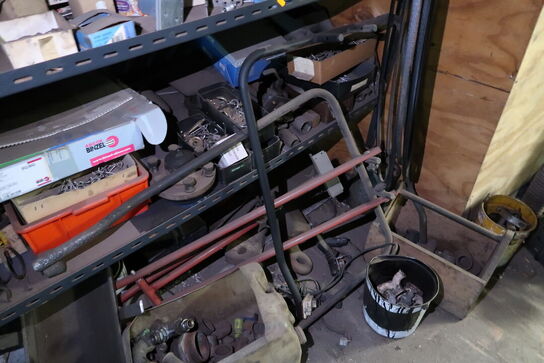 Reol med div. Reservedele