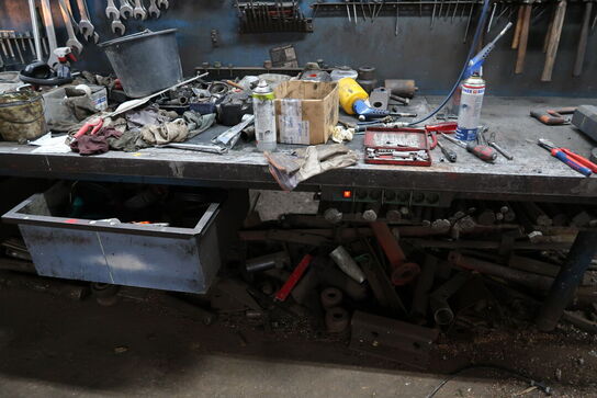 Arbejdsbord med skruestik, værktøjstavle med div. Værktøj m.m.